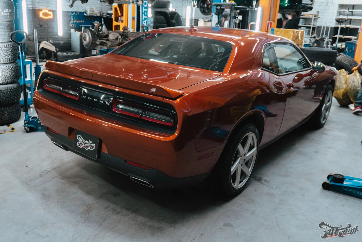 Фирменный Шиномонтаж на вибростенде на стендах Hunter для Dodge Challenger